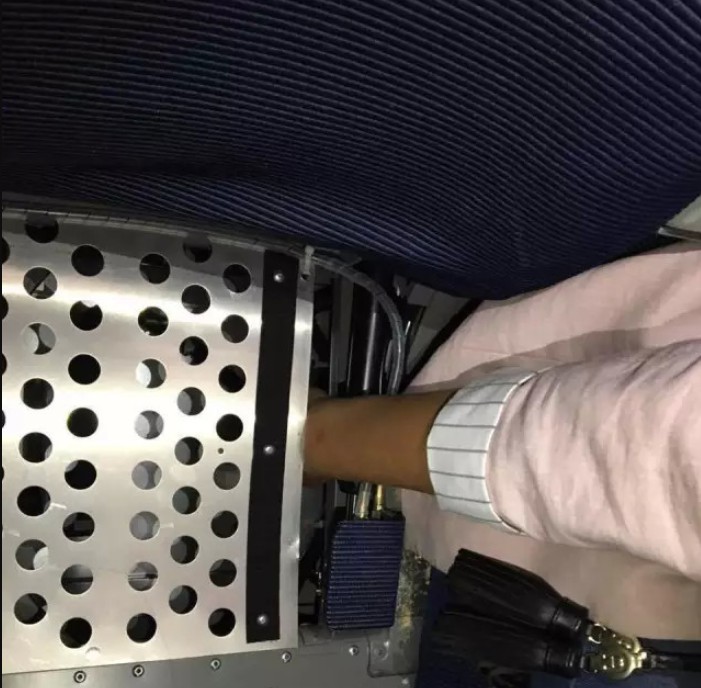 女子取座椅缝隙玩沐鸣安卓版APP下载具致高铁停半小时 家属还要索赔