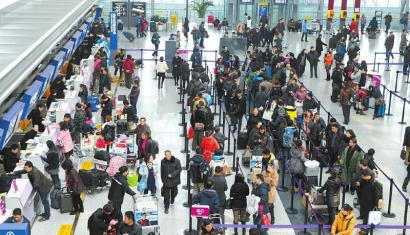 成都双流机场上百航沐鸣iOS版APP下载班因雾延误 1.7万人滞留
